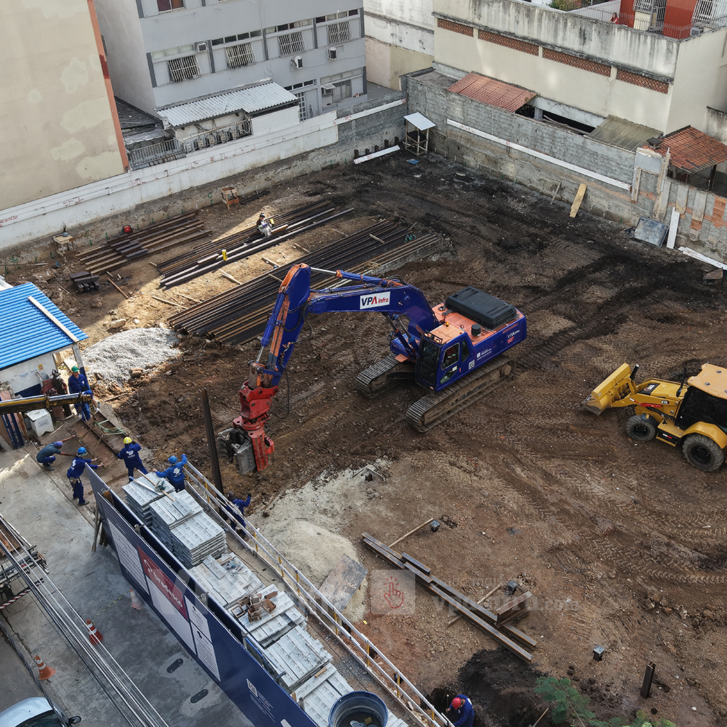 Case de obra com Estaca Prancha Metálica - Como o Martelo Vibratório garante fundações sem riscos às construções vizinhas