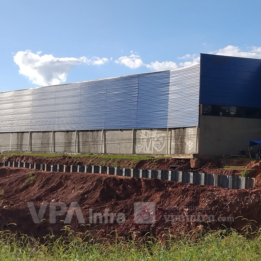 Case de obra com Estaca Prancha Metálica - Contenção permanente com Estacas Prancha metálicas garante a estabilidade de galpão em área industrial